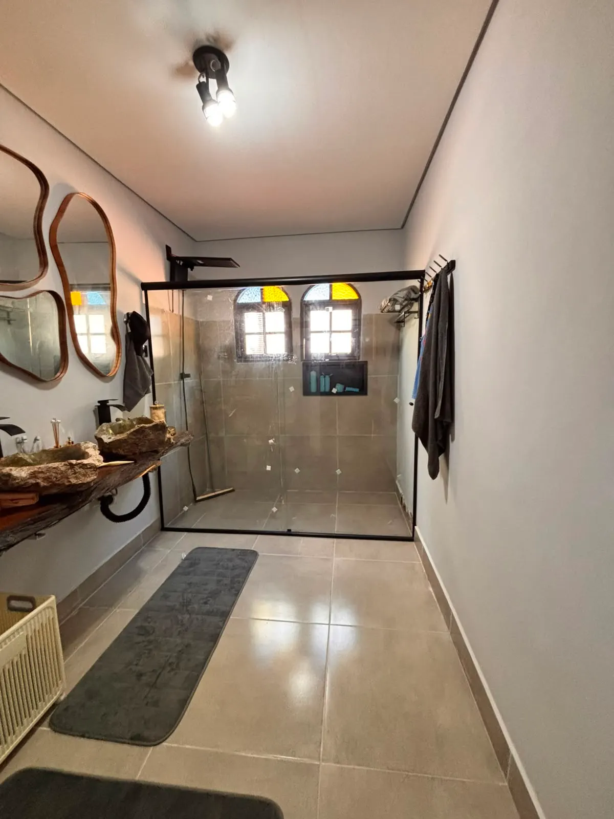 Box de vidro premium com estrutura preta e bancada em pedra natural, instalado pela BomBox Vidraçaria