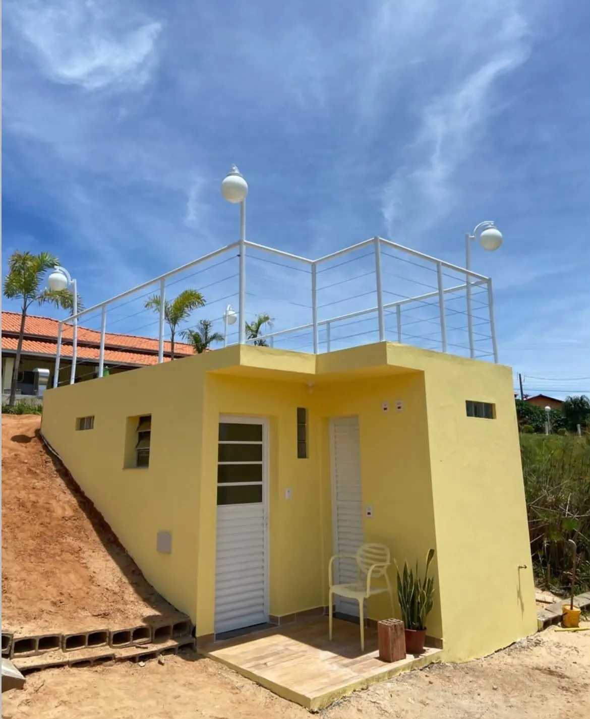 Guarda-corpo de alumínio branco instalado em terraço pela BomBox Vidraçaria